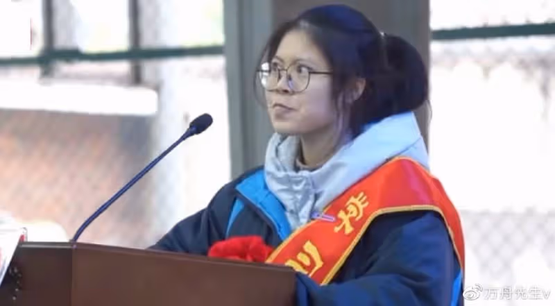 又一女孩遭網暴!高考誓師激情演講,表情亢奮,被吐槽魔怔太可憐