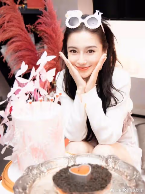 Baby低調慶34歲生日,打扮粉嫩少女感足,張大大猛夸全世界第一美