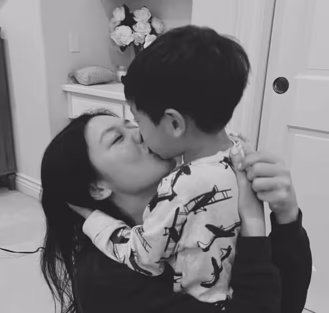 黎明前妻樂基兒疑似再離婚,曬與兒子互吻照片被罵,文案引人遐想