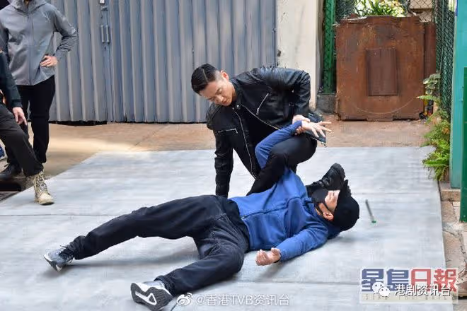 TVB當紅小生撞車爆眉骨縫7針!貼住除疤貼開工拍打戲