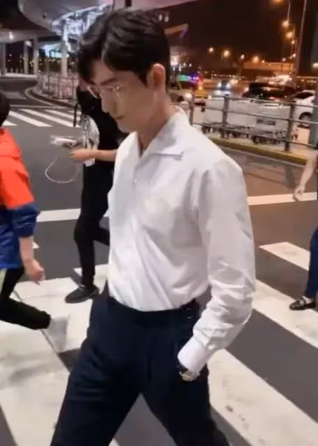 35歲的張翰被抓拍，商務打扮氣質成熟穩重：這才是霸道總裁的樣子