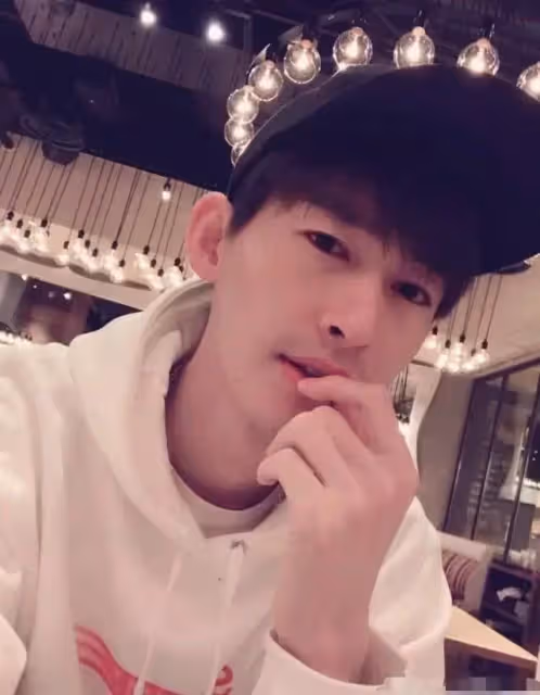 35歲的張翰被抓拍，商務打扮氣質成熟穩重：這才是霸道總裁的樣子