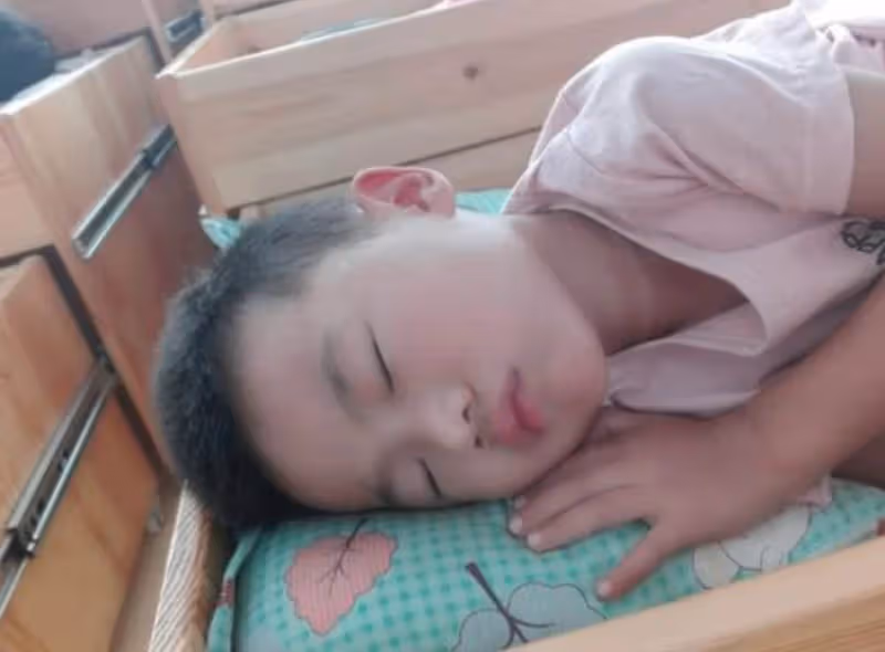 請保姆後，10歲兒子天天「嗜睡」，爸爸疑惑不已查看監控，直接塞給保姆20萬塊！