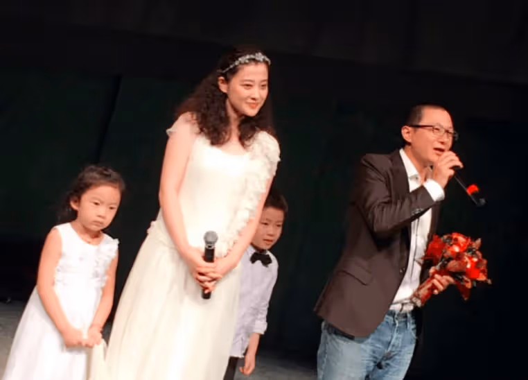 梅婷現任老公曝光，大花臂眼鏡男，長相不帥卻把梅婷寵上天！