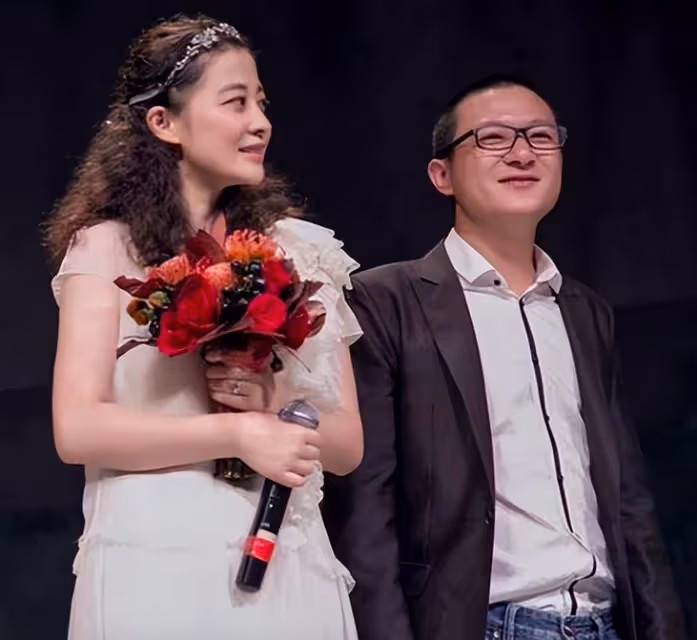 梅婷現任老公曝光，大花臂眼鏡男，長相不帥卻把梅婷寵上天！