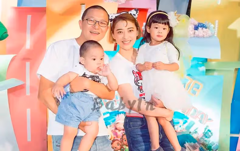 梅婷現任老公曝光，大花臂眼鏡男，長相不帥卻把梅婷寵上天！