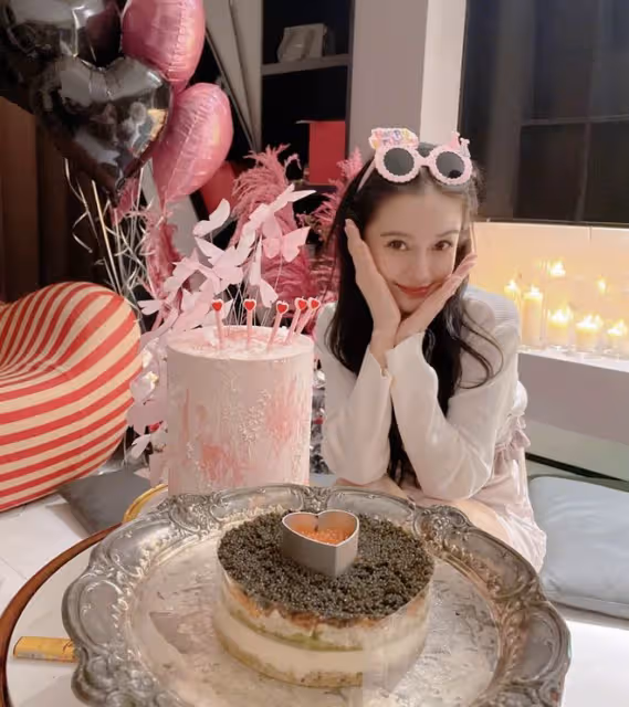 Baby34歲生日,楊冪留言送祝福互稱楊老師,倪妮連續9年為其慶生