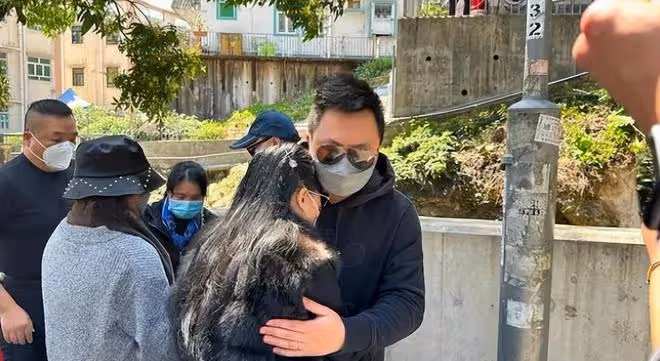 蔡天鳳父母到案發地拜祭,請法師扎紙人送別女兒最後一程