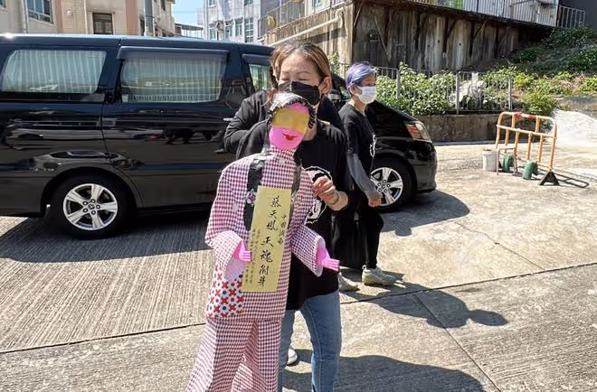 蔡天鳳父母到案發地拜祭,請法師扎紙人送別女兒最後一程