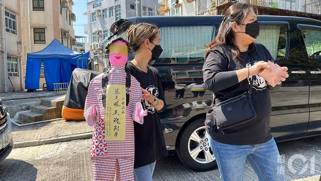 蔡天鳳父母到案發地拜祭,請法師扎紙人送別女兒最後一程