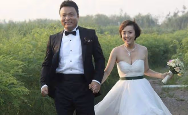 42歲女星官宣離婚！與大12歲央視沙桐結婚13年，自稱如兄弟般純潔