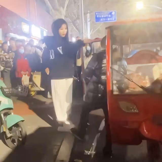 16歲女網紅街頭毆打三輪車司機,抓扯頭髮拳打腳踢,已被警方帶走