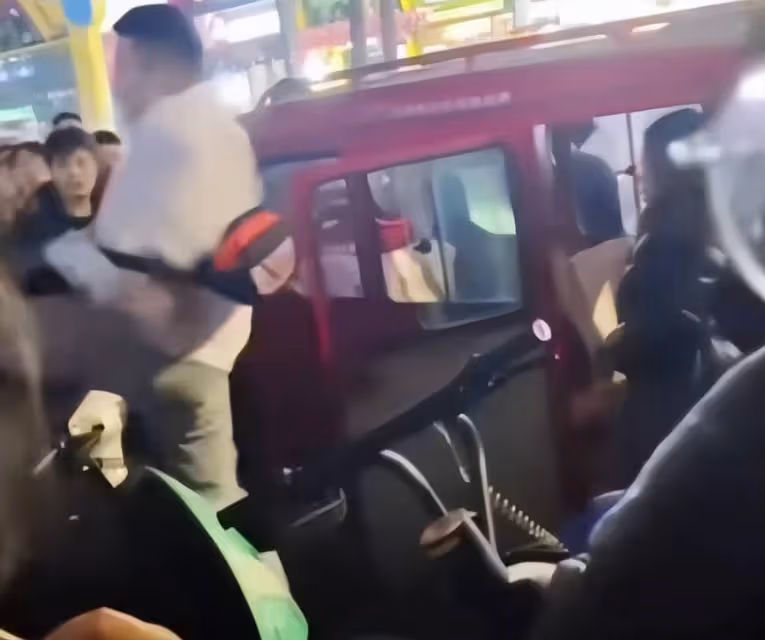 16歲女網紅街頭毆打三輪車司機,抓扯頭髮拳打腳踢,已被警方帶走