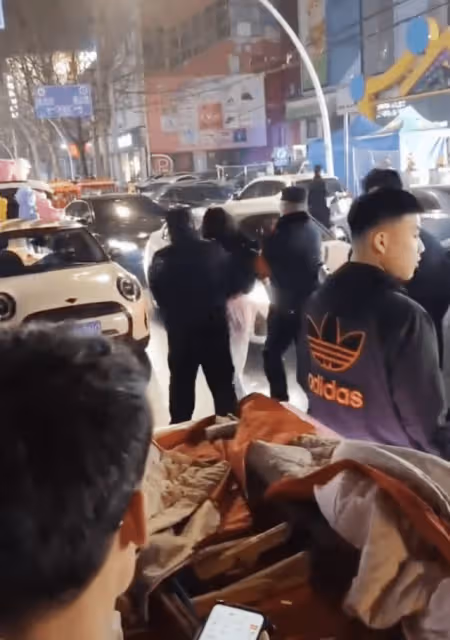 16歲女網紅街頭毆打三輪車司機,抓扯頭髮拳打腳踢,已被警方帶走