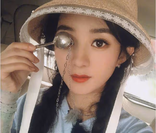 趙麗穎連曬18張自拍,懟臉拍狀態十分少女,是心動的感覺