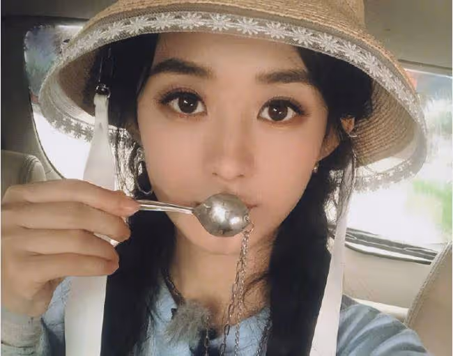 趙麗穎連曬18張自拍,懟臉拍狀態十分少女,是心動的感覺