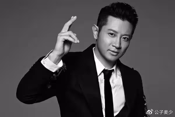 超模瞿穎新男友疑似曝光！髮際線嚴重後移，51歲未婚成了母親心病