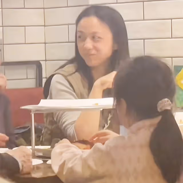 孫楠前妻罕見出鏡!買紅妹和湯唯聚餐,離婚14年線條豐滿越來越美
