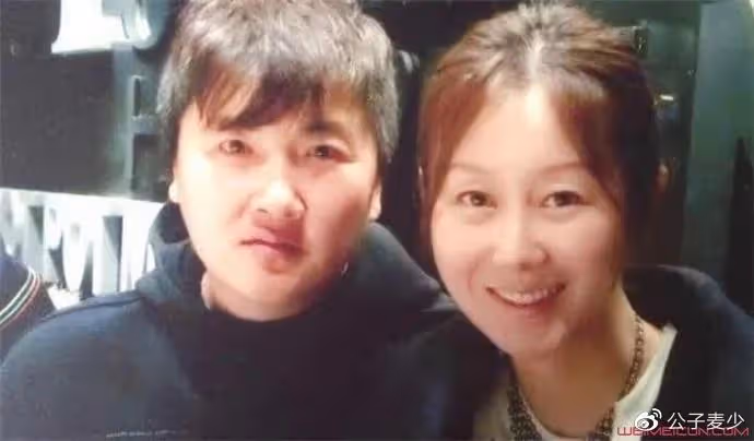 孫楠前妻罕見出鏡!買紅妹和湯唯聚餐,離婚14年線條豐滿越來越美