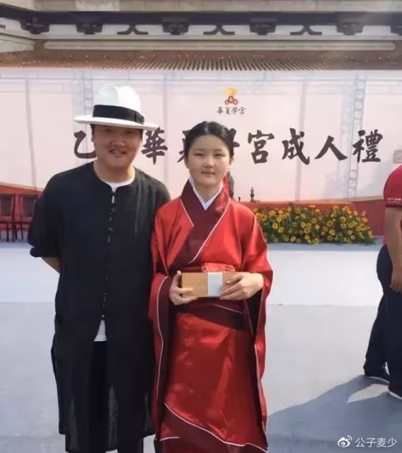 孫楠前妻罕見出鏡!買紅妹和湯唯聚餐,離婚14年線條豐滿越來越美