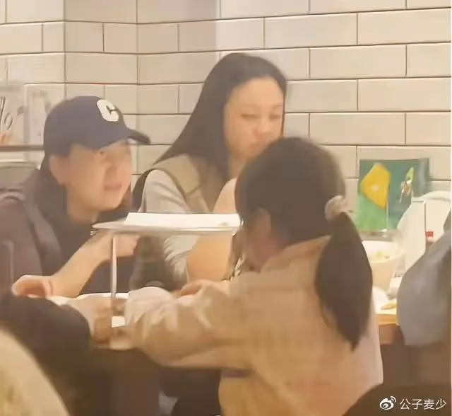 湯唯帶女兒北京吃披薩!如今身家過億,卻寧願去鄉下「當農民種地」?
