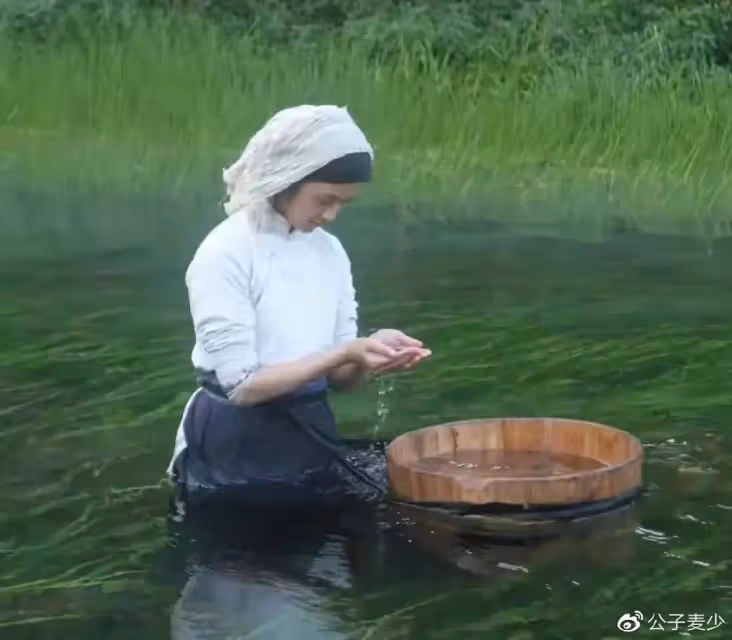 湯唯帶女兒北京吃披薩!如今身家過億,卻寧願去鄉下「當農民種地」?