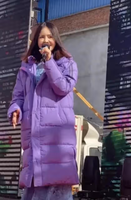 54歲歌壇天后高勝美與網紅賣貨,臉僵變形疑整容,再唱千年等一回