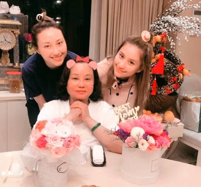 70歲賭王三太近照發福明顯！兩個愛女都將出嫁，喜上眉梢氣色大好
