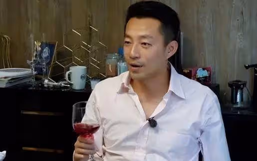 張蘭直播掀起裙子曬膝蓋，畫面觸目驚心，汪小菲深夜曬小玥兒照片