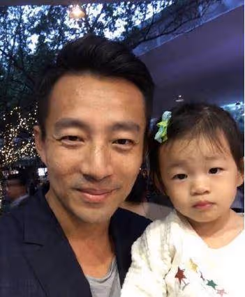 張蘭直播掀起裙子曬膝蓋，畫面觸目驚心，汪小菲深夜曬小玥兒照片