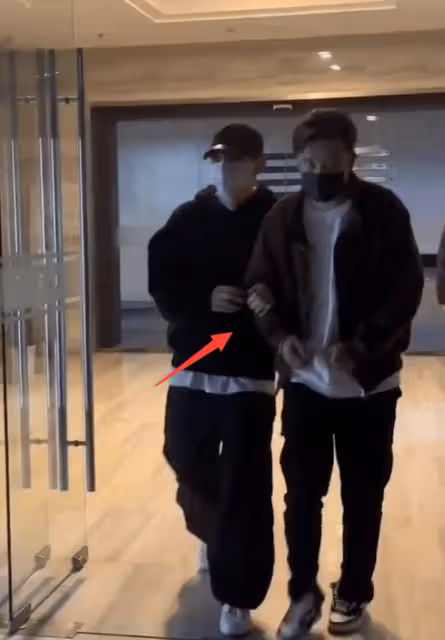 時隔一年鄧倫復出,穿著休閒瘦了不少,全程挽男閨蜜不敢正視鏡頭引網友心疼