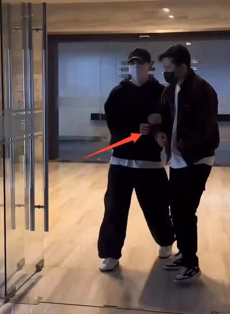 時隔一年鄧倫復出,穿著休閒瘦了不少,全程挽男閨蜜不敢正視鏡頭引網友心疼