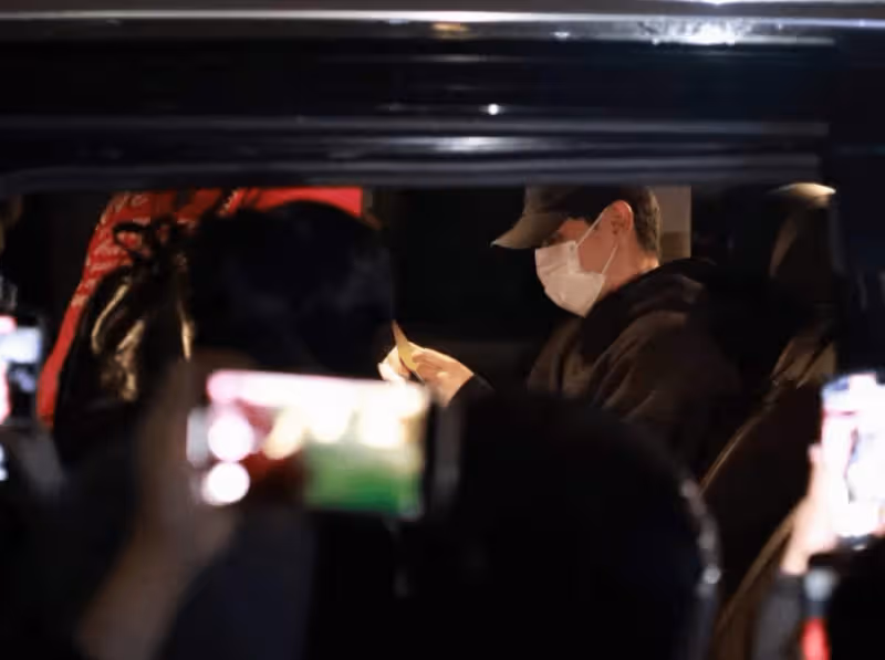 時隔一年鄧倫復出,穿著休閒瘦了不少,全程挽男閨蜜不敢正視鏡頭引網友心疼