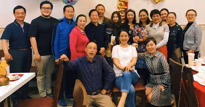 曝孫海英在美國撿瓶子,為21美金親自翻垃圾看著挺心酸