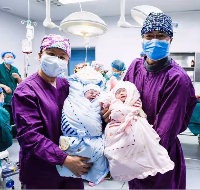 生雙胞胎女兒,強勢婆婆嫌棄嗆:滾回娘家坐月子,第二天兒媳的反擊,讓婆婆含淚求原諒!