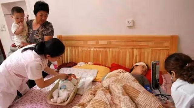 生雙胞胎女兒,強勢婆婆嫌棄嗆:滾回娘家坐月子,第二天兒媳的反擊,讓婆婆含淚求原諒!