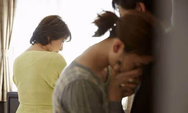 生雙胞胎女兒,強勢婆婆嫌棄嗆:滾回娘家坐月子,第二天兒媳的反擊,讓婆婆含淚求原諒!