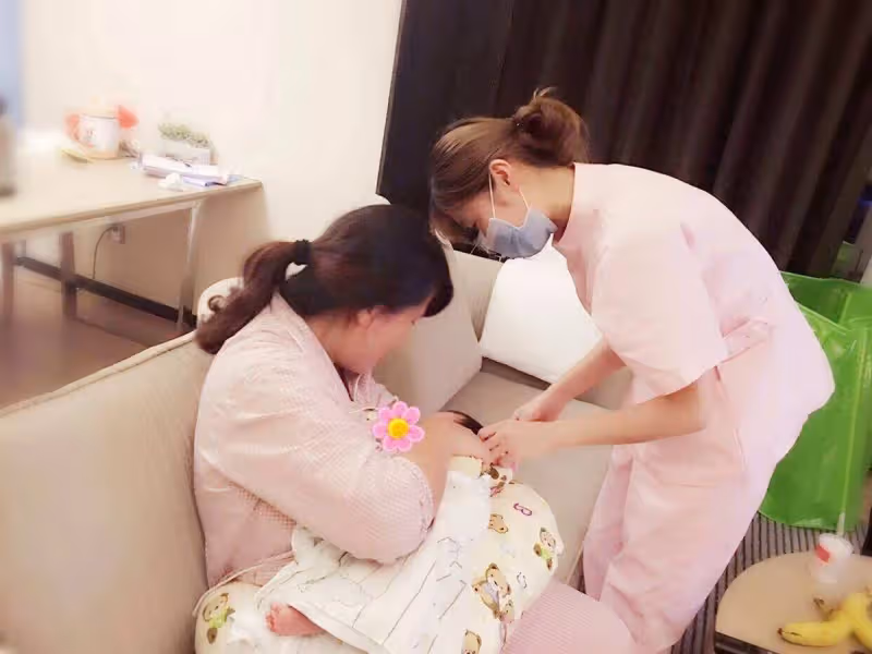 生雙胞胎女兒,強勢婆婆嫌棄嗆:滾回娘家坐月子,第二天兒媳的反擊,讓婆婆含淚求原諒!