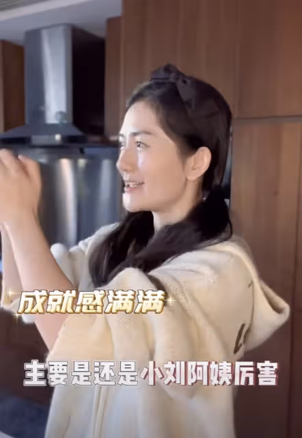 謝娜為女兒做餅乾,小咘芽喂媽媽用假動作,像謝娜一樣有綜藝感