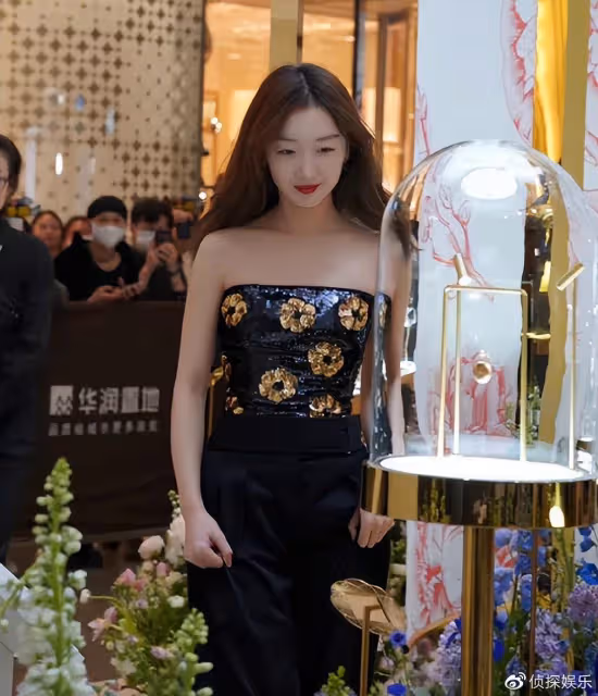 31歲周冬雨活動生圖,穿抹胸裝御姐范十足,被贊膚白貌美氣質佳