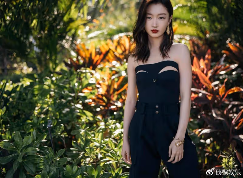 31歲周冬雨活動生圖,穿抹胸裝御姐范十足,被贊膚白貌美氣質佳