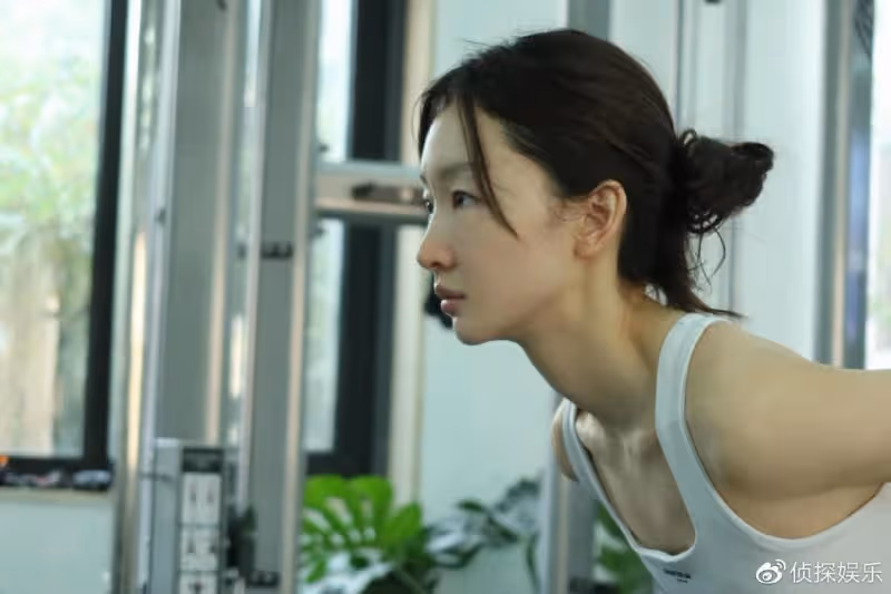31歲周冬雨活動生圖,穿抹胸裝御姐范十足,被贊膚白貌美氣質佳