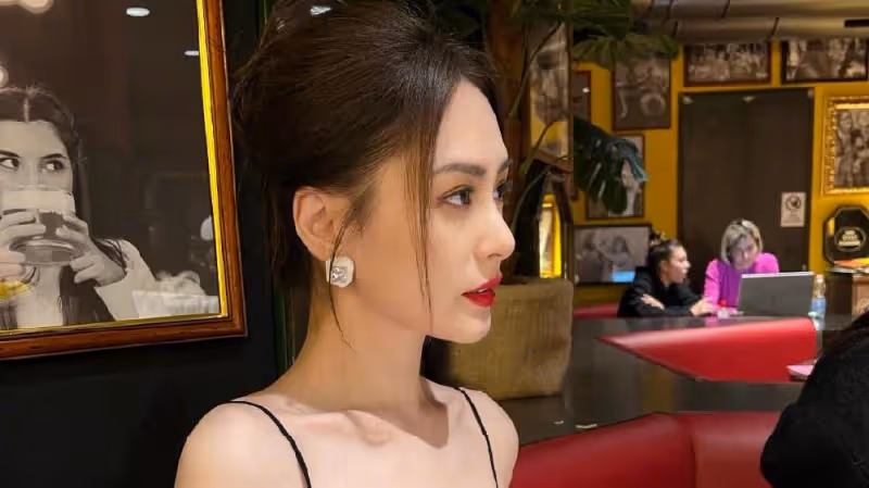 42歲阿嬌近照曝光，穿弔帶衫小秀性感，瘦身成功後更驚艷了