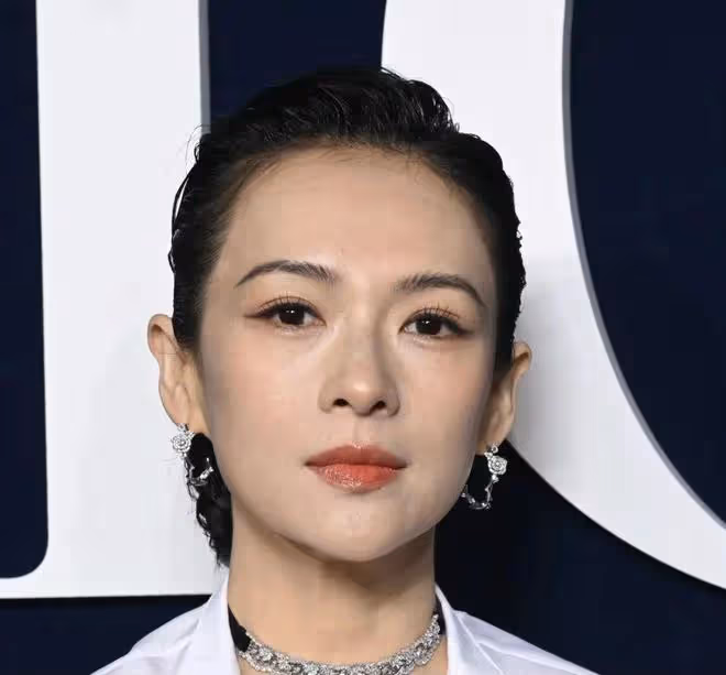 巴黎時裝周大秀,中韓女星大pk:章子怡氣場碾壓,金智秀儀態太差