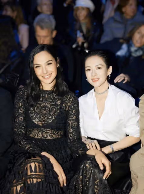 巴黎時裝周大秀,中韓女星大pk:章子怡氣場碾壓,金智秀儀態太差