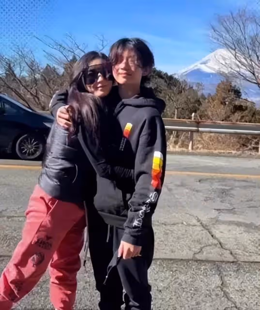 疑似王菲小號曬照,網友爆出其已經和謝霆鋒分手,半年內零互動