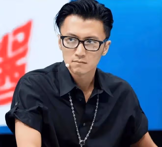 疑似王菲小號曬照,網友爆出其已經和謝霆鋒分手,半年內零互動