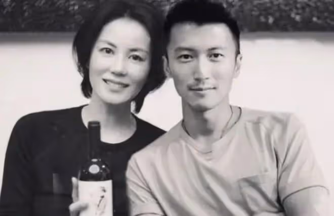 疑似王菲小號曬照,網友爆出其已經和謝霆鋒分手,半年內零互動