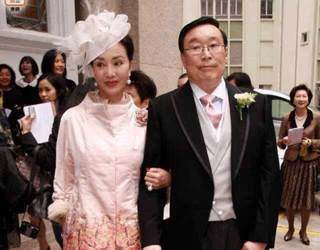女星嫁入豪門，丈夫明目張膽多次外遇劈腿，隱忍40年拿到百億