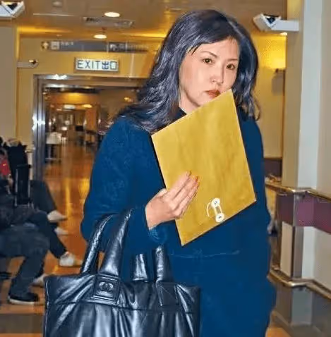 女星嫁入豪門，丈夫明目張膽多次外遇劈腿，隱忍40年拿到百億
